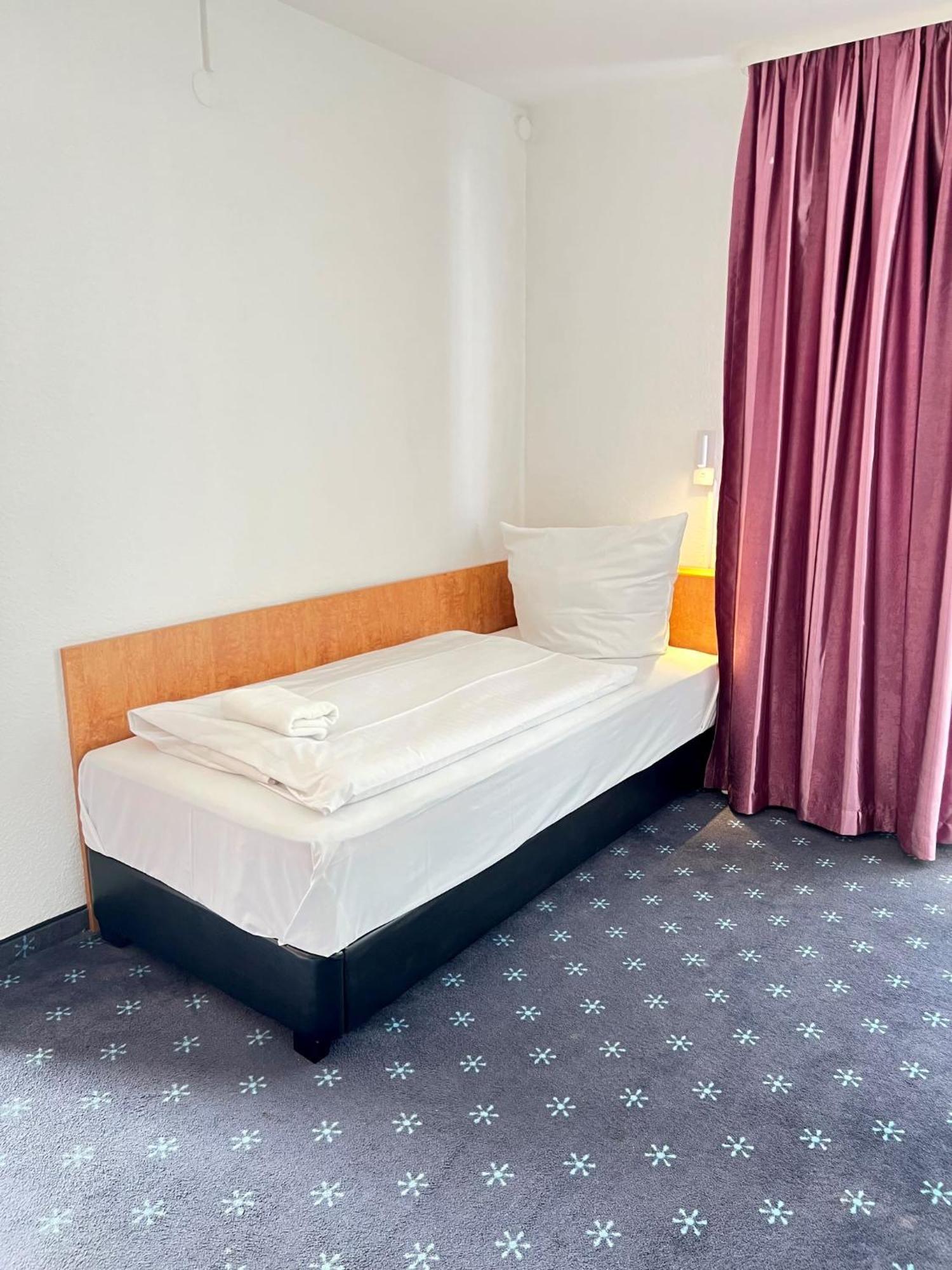 Hotel Neo Cologne Bonn Airport เริสราท ภายนอก รูปภาพ