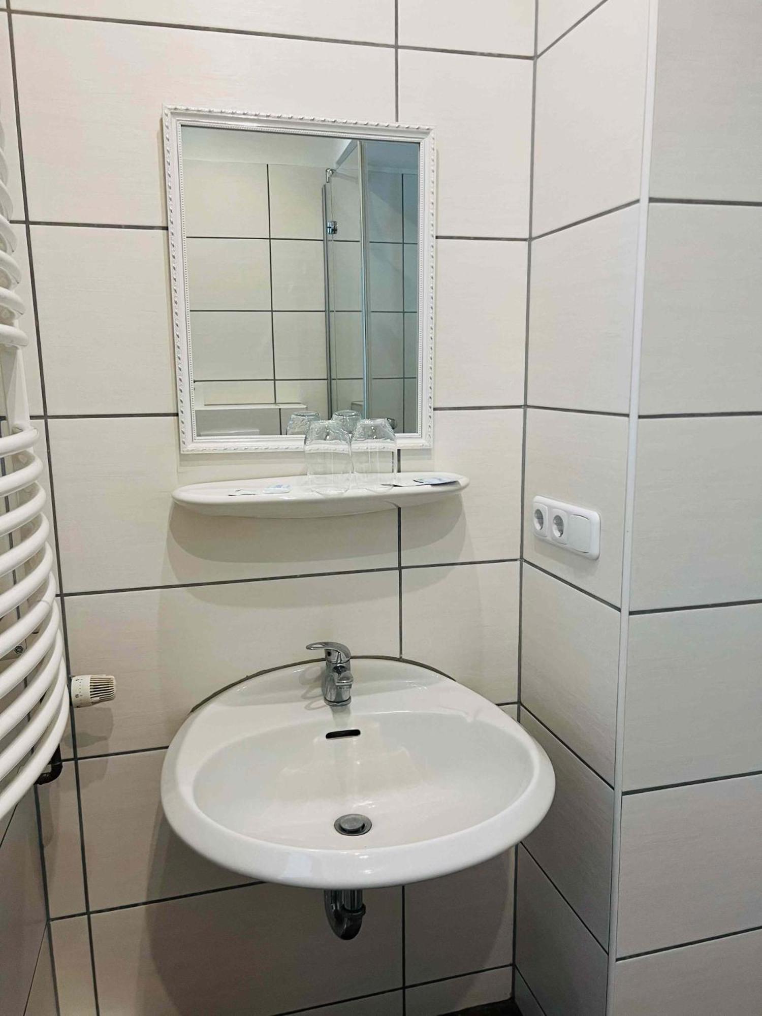 Hotel Neo Cologne Bonn Airport เริสราท ภายนอก รูปภาพ